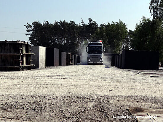 Szamba betonowe Przeworsk - załadunek zbiornika na transport